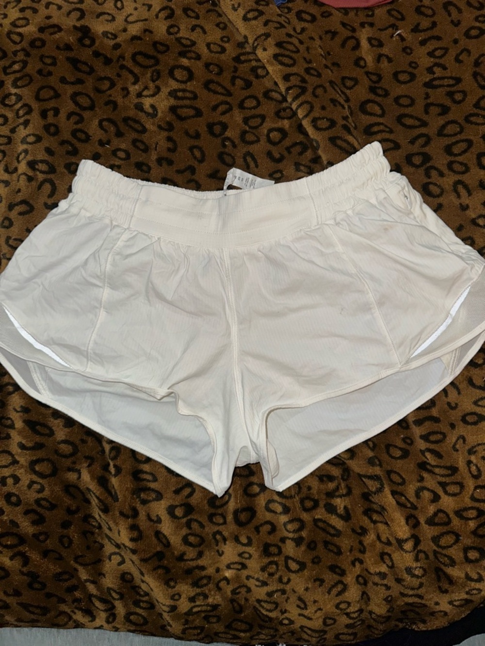 Lululemon hottie hots size 8 white 2 inch inseam